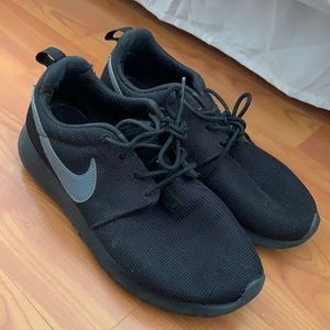 Nike Roshe Sneakers